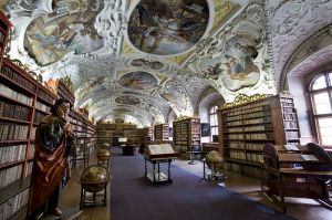 800px-Strahov_Theological_Hall,_Prague_-_7579
